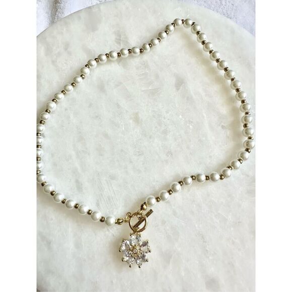 Pearl and gold bead necklace with cubic zirconia flower - Picture 1 of 3